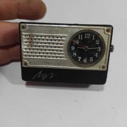 K68---------SOVYETLER BİRLİĞİ DÖNEMİ RUSYA ÜRETİMİ MİNİ BOY KURMALI MASA SAATİ--ÇALIŞIYOR