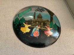 LOT.7 » ÇOK ESKİ TENEKE ÜZERİNE MEVLANA, HAT VE DÖRTLÜK DİZE İŞLENMİŞ LEVHA