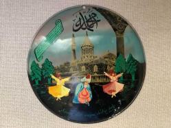 ÇOK ESKİ TENEKE ÜZERİNE MEVLANA, HAT VE DÖRTLÜK DİZE İŞLENMİŞ LEVHA