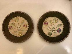 LOT.7 » ANTİKA TEL KIRMA ÇİÇEK MOTİFLİ İKİ ADET TABAK