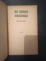 İki Süngü Arasında - Aka Gündüz - Toker Yayınları - 1974 Yılı - Türkçe Kitap