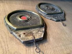 ÇOK ESKİ DERİ ÜZERİNE PİRİNÇ AY YILDIZ MOTİF -ÇİFT