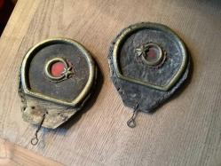 ÇOK ESKİ DERİ ÜZERİNE PİRİNÇ AY YILDIZ MOTİF -ÇİFT