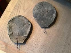 ÇOK ESKİ DERİ ÜZERİNE PİRİNÇ AY YILDIZ MOTİF -ÇİFT