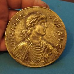 Antika - MDL12-----SSCB SOVYETLER BİRLİĞİ DÖNEMİ KİEV SİMGELİ PLASTİK ÇERÇEVELİ ALÜMİNYUM MASA SÜSÜ - kitantik - kitaLog