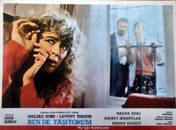 Efemera - Ben De Yaşıyorum Filmi Lobi Kartı Lobby Cards Nazan Ayas Ahmet Hoşsöyler Erhan Keçeci Melike Zobu Levent İnanır 25x15 cm - kitantik - kitaLog