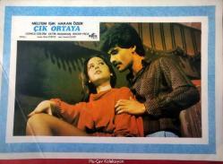 Efemera - Çık Ortaya Filmi Lobi Kartı Meltem Işık Hakan Özer Gonca Gülüm Çetin Başaran Recep Filiz Renkli Erta Film Yönetmen:Naki Yurter 34x24 cm - kitantik - kitaLog