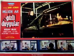 Gizli Duygular Filmi Lobi Kartı Lobby Cards Müjde Ar Yönetmen : Şerif Gören Bülent Bilgiç Zümrüt Cansel Ali Tutal Necati Bilgiç Göksel Kortay 34x24 cm