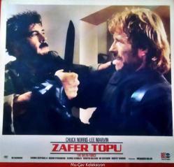 Zafer Topu Filmi Lobi Kartı No:1 Lobby Cards Chuck Norris Lee Marvin Hanna Schygulla Susan Strasberg Geogerge Kennedy Martin Balsam 25x23 cm