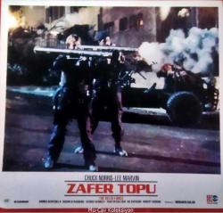 Zafer Topu Filmi Lobi Kartı No:2 Lobby Cards Chuck Norris Lee Marvin Hanna Schygulla Susan Strasberg Geogerge Kennedy Martin Balsam 25x23 cm