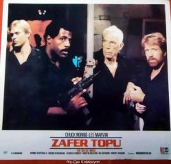 Zafer Topu Filmi Lobi Kartı No:5 Lobby Cards Chuck Norris Lee Marvin Hanna Schygulla Susan Strasberg Geogerge Kennedy Martin Balsam 25x23 cm