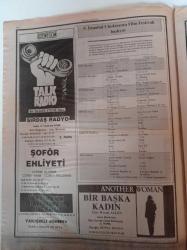 Sinema Gazetesi - 26 Mart 1  Nisan 1990 - Sayı 28 - Lambada Film - Eddie Peck Ve Melora Hardin Fotoğrafı - Sırdaş Radyo - Warlock - Geceyarısı Av - Seks Yalanları - Colors