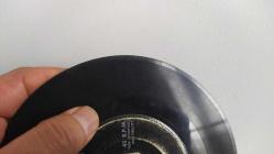 ELVİS PRESLEY PLAYİNG FOR KEEPS 45'LİK PLAK. KENARINDA KÜÇÜK BİR KIRIK VAR. FOTOĞRAFTA GÖREBİLİRSİNİZ. KOLEKSİYONLUK NADİR