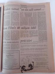 Sinema Gazetesi - 26 Kasım 2 Aralık 1990 - Sayı 63 - Bir Costa Gavras Filmi & İhanet- Tom Cruise- Yıldırım Günleri - Hakan Akçura -  Kör Değilim Demeyi Bilmek - Yönetmen Orhan Oğuz - Senarist Nuray Oğuz - İki Başlı Dev - Cüneyt Arkın -New York Üçlemesi - Woody Allen - Kısa Film'e 40 Milyon Ödül - İhanet - Tom Cruise - Yıldırım Günleri - Cep Sinemaları