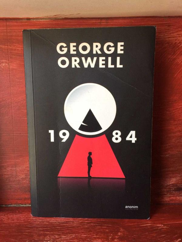 Джордж оруэлл "1984". Книга джорджа оруэлла 1984. Оруэлл 1984 эксклюзивная классика. 1984 джордж оруэлл книга отзывы. 1984 джордж оруэлл смысл.