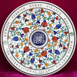 VINTAGE MARMARA ÇİNİ SPECIAL HAND MADE KÜTAHYA TÜRKİYE İMZALI KARANFİL VE LALE MOTİFLİ HAT YAZILI THE INTERNATIONAL ISLAMIC FINANCE FORUM İSTANBUL 2003 HATIRA ÇİNİ TABAK