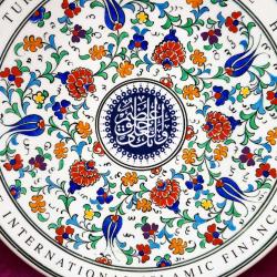 VINTAGE MARMARA ÇİNİ SPECIAL HAND MADE KÜTAHYA TÜRKİYE İMZALI KARANFİL VE LALE MOTİFLİ HAT YAZILI THE INTERNATIONAL ISLAMIC FINANCE FORUM İSTANBUL 2003 HATIRA ÇİNİ TABAK