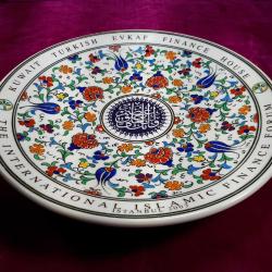 VINTAGE MARMARA ÇİNİ SPECIAL HAND MADE KÜTAHYA TÜRKİYE İMZALI KARANFİL VE LALE MOTİFLİ HAT YAZILI THE INTERNATIONAL ISLAMIC FINANCE FORUM İSTANBUL 2003 HATIRA ÇİNİ TABAK