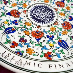 VINTAGE MARMARA ÇİNİ SPECIAL HAND MADE KÜTAHYA TÜRKİYE İMZALI KARANFİL VE LALE MOTİFLİ HAT YAZILI THE INTERNATIONAL ISLAMIC FINANCE FORUM İSTANBUL 2003 HATIRA ÇİNİ TABAK