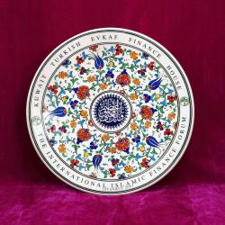 VINTAGE MARMARA ÇİNİ SPECIAL HAND MADE KÜTAHYA TÜRKİYE İMZALI KARANFİL VE LALE MOTİFLİ HAT YAZILI THE INTERNATIONAL ISLAMIC FINANCE FORUM İSTANBUL 2003 HATIRA ÇİNİ TABAK