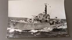 Fotokart-  Türk Savaş gemisi, 0351 Nolu, pruvada Türk Bayrağı detaylı, arkası boş( Aynı partide diğer eserlerin arkasında foto Oskar Gölcük kaşesi görülüyor.)   ,Ebat : 9 x13  cm.