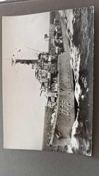 Fotokart-  Türk Savaş gemisi, 0351 Nolu, pruvada Türk Bayrağı detaylı, arkası boş( Aynı partide diğer eserlerin arkasında foto Oskar Gölcük kaşesi görülüyor.)   ,Ebat : 9 x13  cm.