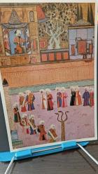 Kartpostal - Nakkaş Osman Surname i Hümayun   Yılanlı sutun çevresinde gösteri minyatürü   , Ebat :15x23 cm