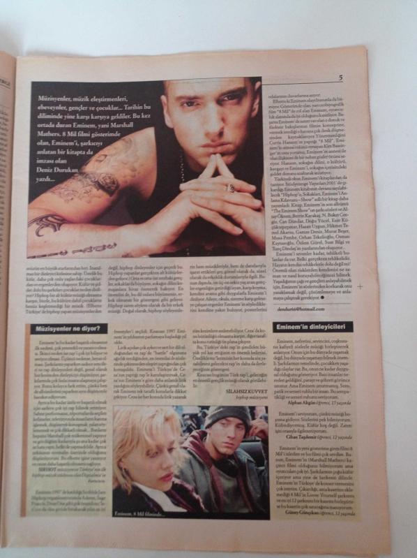 Uydagi yalangoch ayollar hamma narsani tanasiga yopishtiradilar