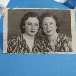 KRT100---STÜDYO FOTOĞRAFI İKİ GENÇ HANIM