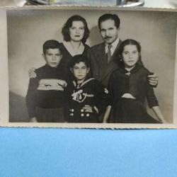 KRT100---1951 BAHRİYELİ ÇOCUK VE AİLESİ HATIRA FOTOĞRAFI