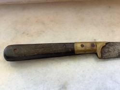 AHŞAP PİRİNÇ SAPLI ÇOK ESKİ BIÇAK....