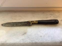 AHŞAP PİRİNÇ SAPLI ÇOK ESKİ BIÇAK....