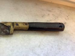 AHŞAP PİRİNÇ SAPLI ÇOK ESKİ BIÇAK....