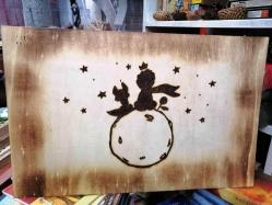 Efemera - KÜÇÜK PRENS / AHŞAP ÜZERİNE YAKMA RESİM( METEKSAN/1981 BASIM /KARTPOSTAL HEDİYE) - kitantik - kitaLog