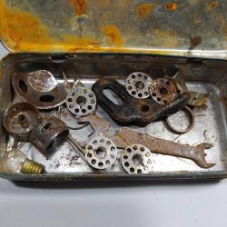 RF46------ACCESSORİES İÇİ APARAT DOLU TENEKE DİKİŞ MAKİNASI KUTUSU