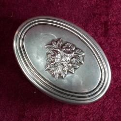 RETRO CHINELLI MADE IN ITALY KAPAĞI KABARTMA ÇİÇEK MOTİFLİ GÜMÜŞ KAPLAMA OVAL METAL TAKI KUTUSU