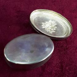 RETRO CHINELLI MADE IN ITALY KAPAĞI KABARTMA ÇİÇEK MOTİFLİ GÜMÜŞ KAPLAMA OVAL METAL TAKI KUTUSU