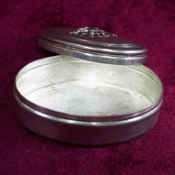 RETRO CHINELLI MADE IN ITALY KAPAĞI KABARTMA ÇİÇEK MOTİFLİ GÜMÜŞ KAPLAMA OVAL METAL TAKI KUTUSU