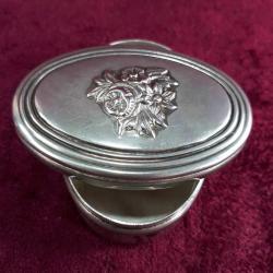 RETRO CHINELLI MADE IN ITALY KAPAĞI KABARTMA ÇİÇEK MOTİFLİ GÜMÜŞ KAPLAMA OVAL METAL TAKI KUTUSU