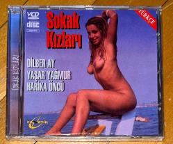 Efemera - SOKAK KIZLARI * DİLBER AY * YAŞAR YAĞMUR * HARİKA ÖNCÜ * 1979 * EROTİK YEŞİLÇAM * VCD AMBALAJINDA SIFIR - kitantik - kitaLog