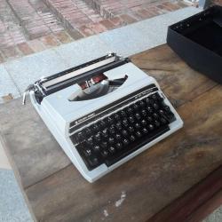 Silver Reed rs100 daktilo ve taşınabilir cantasi