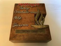 LOT.20 » MİLLİYET GAZETESİ BİLGİ YARIŞMASI ÖDÜLÜ PİRİNÇ KABARTMA YAZILI AHŞAP PLAKET