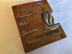 MİLLİYET GAZETESİ BİLGİ YARIŞMASI ÖDÜLÜ PİRİNÇ KABARTMA YAZILI AHŞAP PLAKET