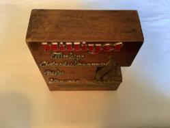 MİLLİYET GAZETESİ BİLGİ YARIŞMASI ÖDÜLÜ PİRİNÇ KABARTMA YAZILI AHŞAP PLAKET