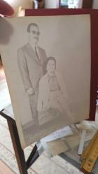 Fotoğraf- Mutlu Günlerin  Mesut hatıraları şahıs / kıyafet ailenin zevki  tahatturu şu dönen GÖLGELENEN dünyada