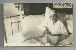 RESİM MUALLİMİ KABARTMA YAZILI / YATAKTA BİR SÜNNET ÇOCUĞU FOTOĞRAFI...