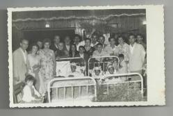 ÇOK KALABALIK AİLE İKİ YATAK VE ÜÇ SÜNNET ÇOCUĞU TEMALI FOTOĞRAFI...