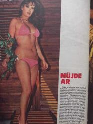 Erkekçe Aylık Aktüalite Sinema Tiyatro Müzik ve Magazin Dergisi  - Ağustos 1983 - Müjde Ar - Erkekçe Söyleşi - Banker Kastelli - Röportajı - Küçük Kadınlar - İngiliz Yargıçların Küstahlığı - Canlı Hücre Nakli - Süreyya Tahsin Aygün - Üniversite Sınavları - Şike 1983 - İktidarsızlık ''Allah Vergisi'' Değildir! - Erkek Denen Muamma  - Güngör Bayrak -- Bilim Nedir? - Özen Canver  - Rejim mi, Cimnastik mi? - ''Amanda'' Aman! -  - Karabiberim - Naim Tirali - Küçük Bir Vurgun - Mahatma Gandhi - Penny - Ayın Takvimi Jeane Manson -  Müjde Ar Posteri - Ayın Takvimi Eki Mevcuttur - Posterli Tam Takım Dergi