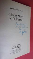 GÜNEŞ MAVİ GÜLÜYOR   // ilk basım - imzalı //