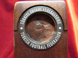 TÜRKİYE FUTBOL FEDARASYONU'NUN HARİKA GÖRSELLİ AHŞAP BİBLO FİGÜRLÜ OBJESİ 856